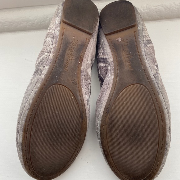 Lucky Brand Emmie Flat in Grout - Picture 7 of 9